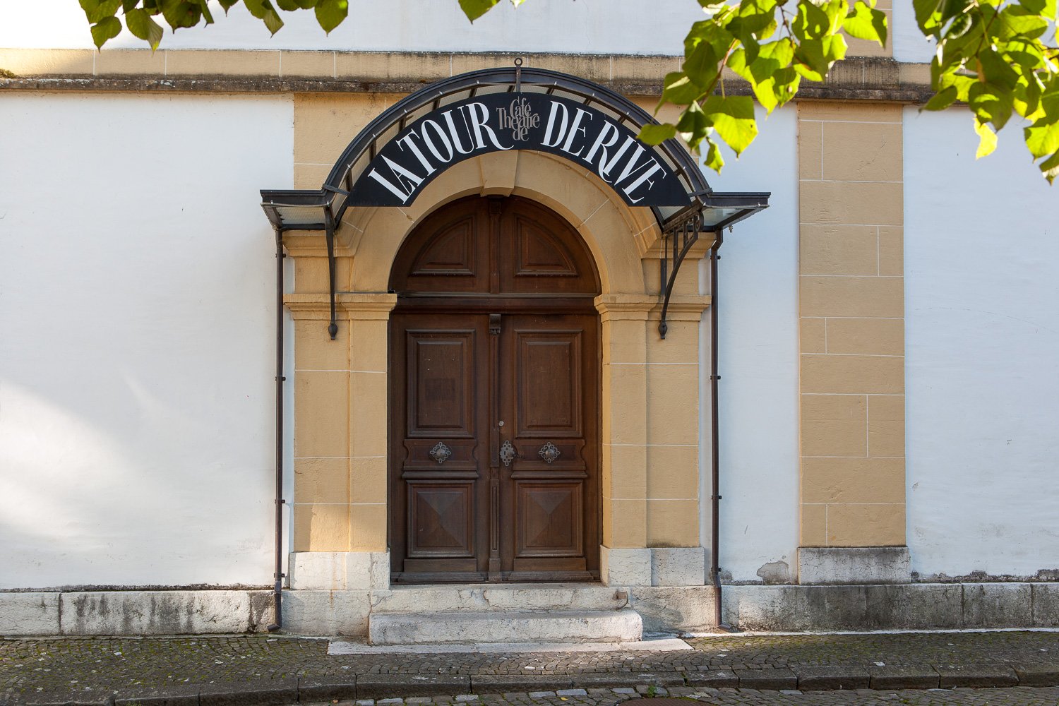 Porte d'entrée du public
