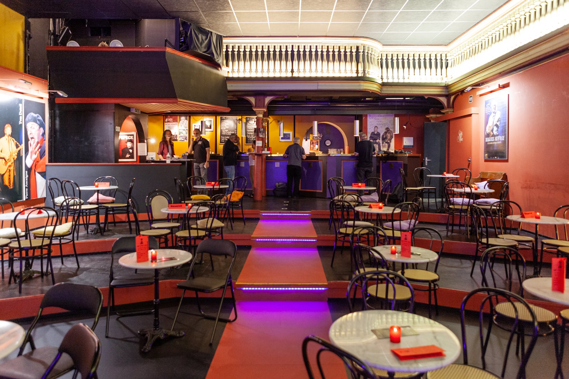 Tables et bar au fond